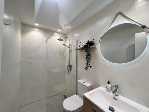 y baño con ducha, aseo y lavamanos. en Modern Luxury Villa, en Porís de Abona