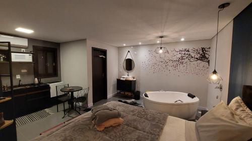 uma casa de banho com uma cama e uma banheira em Lofts Urbano em Urubici