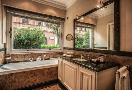 Et badeværelse på 47Luxury Suites - Colosseo