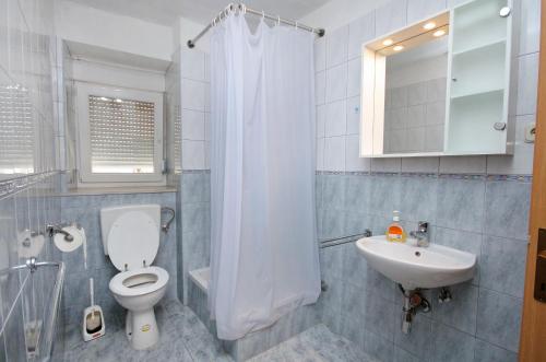 Ένα μπάνιο στο Apartment Jezera 5057b