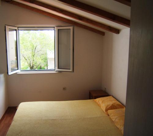 Ένα ή περισσότερα κρεβάτια σε δωμάτιο στο Apartments with parking space Murter - 5089