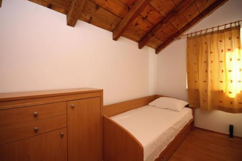 Un pat sau paturi într-o cameră la Apartments with a parking space Jezera, Murter - 5121