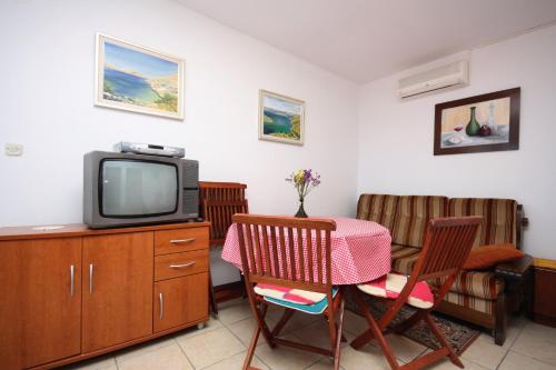 En TV eller et underholdningssystem på Apartments by the sea Murter - 5078