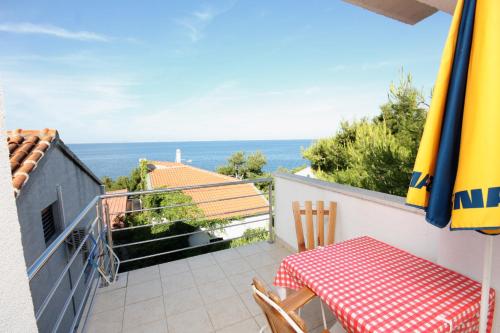 En balkong eller terrasse på Apartments by the sea Murter - 5078