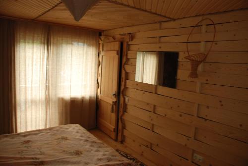 Ein Bett oder Betten in einem Zimmer der Unterkunft Sadyba Lileya