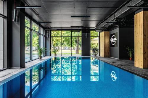 una piscina con acqua blu in un edificio con finestre di SMART Apartament typu studio BASEN & SPA Unia Residence a Lublino