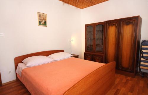 Un pat sau paturi într-o cameră la Apartments with parking space Jezera, Murter - 5093