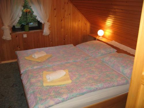 Ein Bett oder Betten in einem Zimmer der Unterkunft Počitniška hiša Ukanc