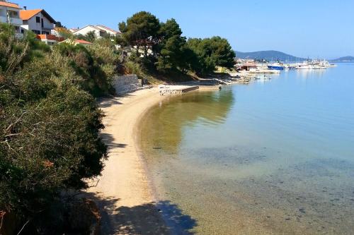 Blick auf einen Strand mit Booten im Wasser in der Unterkunft Apartments by the sea Tkon, Pasman - 5840 in Tkon