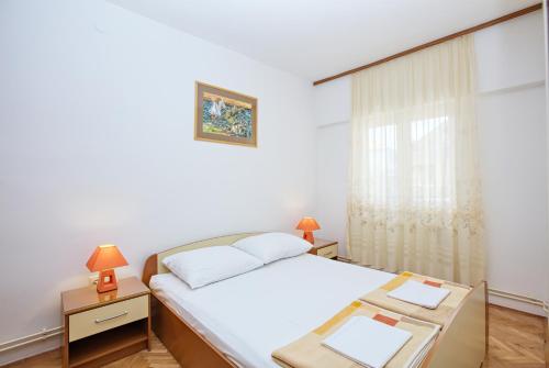 Posteľ alebo postele v izbe v ubytovaní Apartments with parking spaces Murter - 5088