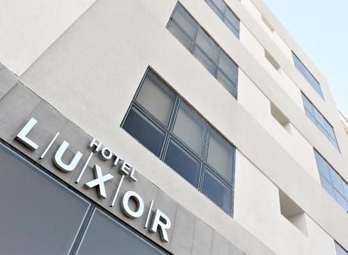 un edificio con el logotipo principal de Luton. en Luxor Hotel Salta en Salta