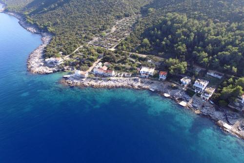 Gdinj的住宿－Seaside secluded apartments Cove Virak, Hvar - 6969，水面上岛屿的空中景观