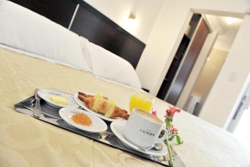 サルタにあるLuxor Hotel & Spaの朝食トレイ(卵、コーヒー付)