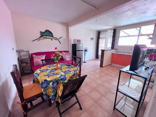 Il comprend un salon avec une table et une cuisine. dans l'établissement Ocean bleu 972 Orange N 2, à Les Anses-d'Arlet