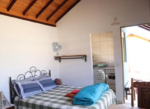 サン・トメー・ダス・レトラスにあるChalés Excaliburのベッドルーム1室(ベッド1台付)、キッチン