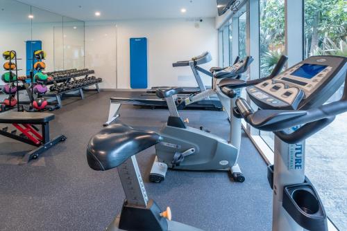 - une salle de sport avec 2 vélos elliptiques et des tapis de course dans l'établissement Chic Inner City Position 2 bedroom apartment with Parking By Serain Residences, à Brisbane