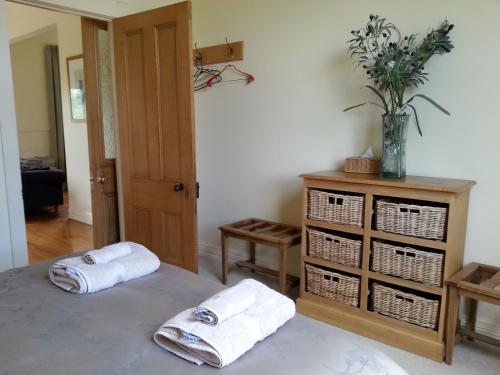Giường trong phòng chung tại The Vicarage Martinborough