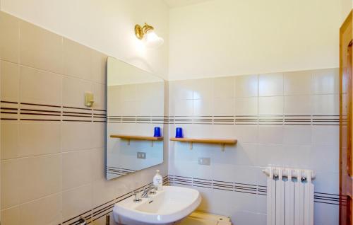 Bilik mandi di Cozy Home In Roncitelli