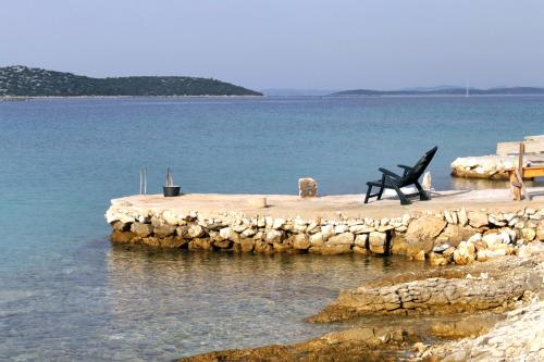 Zdjęcie z galerii obiektu Seaside secluded house with a swimming pool Cove Vitane, Pasman - 8481 w mieście Tkon