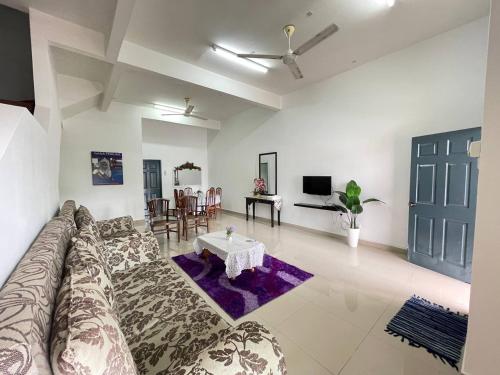 Телевизор и/или развлекательный центр в Ritz Homestay UNIT A at Gong Badak, Kuala Terengganu