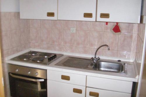 Η κουζίνα ή μικρή κουζίνα στο Apartment Jezera 5057f