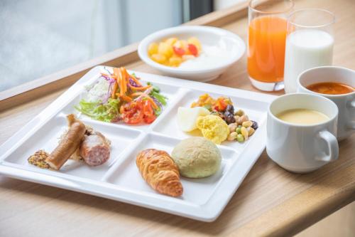 a tray with a plate of food on a table at Hotel Keihan Kyoto Ekiminami in Kyoto