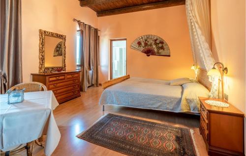 Un dormitorio con una cama, una cómoda y un espejo. en 4 Bedroom Lovely Home In Lequio Tanaro, en Lequio Tanaro
