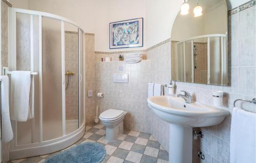 Un baño de 4 Bedroom Lovely Home In Lequio Tanaro