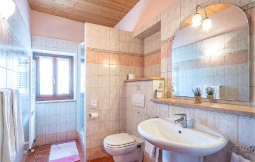 y baño con lavabo, aseo y espejo. en Cozy Home In Lequio Tanaro With Kitchen, en Lequio Tanaro