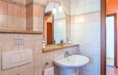 Un baño de 4 Bedroom Lovely Home In Lequio Tanaro