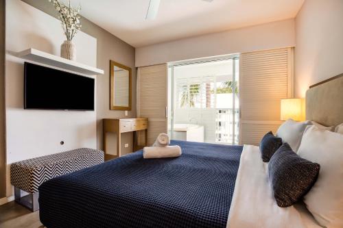 Beach Club Port Douglas 3 Bedroom Penthouse tesisinde bir odada yatak veya yataklar