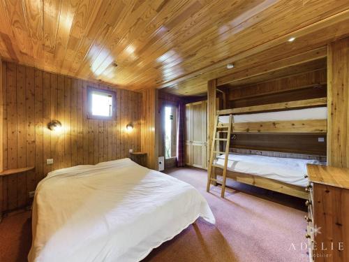 Ein Etagenbett oder Etagenbetten in einem Zimmer der Unterkunft Chalet Montvalezan-La Rosière, 9 pièces, 14 personnes - FR-1-398-647