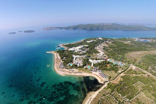 una vista aérea de una isla en el océano en Apartments and rooms with parking space Solaris, Sibenik - 12269 en Šibenik