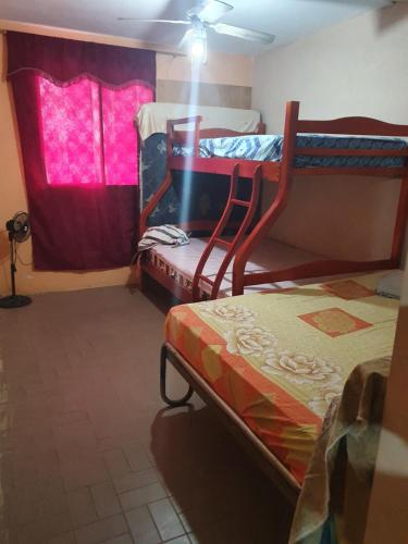 ein Zimmer mit 2 Etagenbetten und einem Bett darin in der Unterkunft Puerto Lucía - Salinas Beach in Salinas