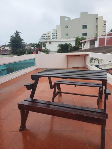 薩利納斯的住宿－Puerto Lucía - Salinas Beach，建筑物屋顶上的两张野餐桌