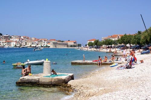 Apartments by the sea Primosten - 12427