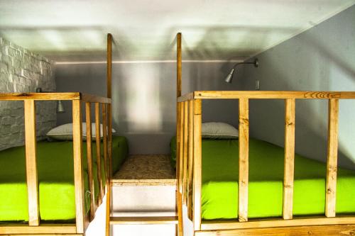 Katil dua tingkat atau katil-katil dua tingkat dalam bilik di Angel Hostel