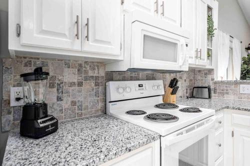 Dapur atau dapur kecil di Cozy Boho Kildaire Farms Home- near Downtown