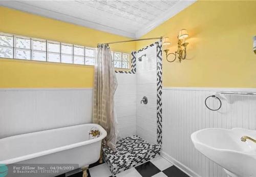 een badkamer met een bad, een wastafel en een douche bij Victoria Park Home, Private Pool 2miles from Beach in Fort Lauderdale