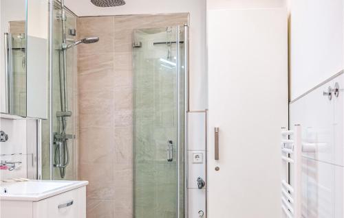 a bathroom with a glass shower and a sink at Stunning Apartment In Bsum Ot Westerdeichst With Wifi in Stinteck