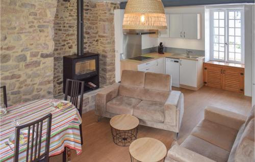 - un salon avec un canapé et une cuisinière dans l'établissement Pet Friendly Home In Erquy With Wifi, à Erquy