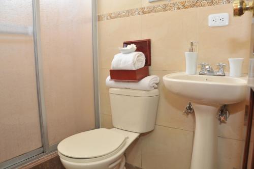 A bathroom at Hotel Margarita 2