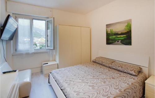 a small bedroom with a bed and a window at Nice Apartment In Avio With Wifi in Avio