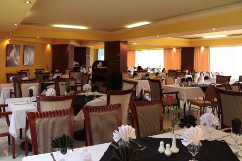 Ein Restaurant oder anderes Speiselokal in der Unterkunft Inter Luxury Hotel 