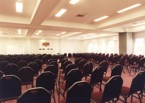 an empty conference room with chairs in it at Hotel Villa Michelon in Bento Gonçalves