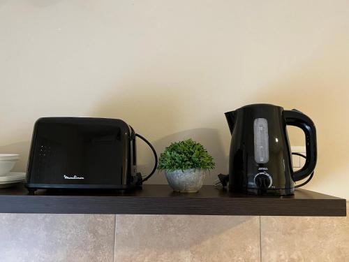 a coffee maker and a toaster on a counter at 9 de Julio Apart in Concepción del Uruguay