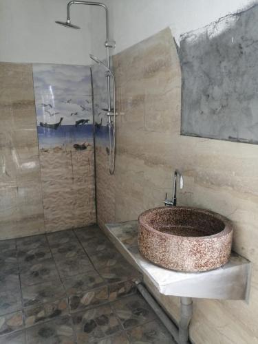 ein Bad mit einem Waschbecken und einer Dusche in der Unterkunft mo la kaz in Bouchon