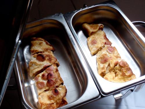 two slices of pizza in a pan at Belina Hotel in Portariá