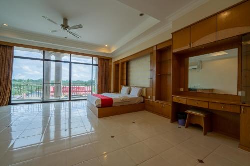 um quarto de hotel com uma cama e uma grande janela em MK Homestay Wakaf Che Yeh with bathtub - Max 14 Pax em Kota Bharu