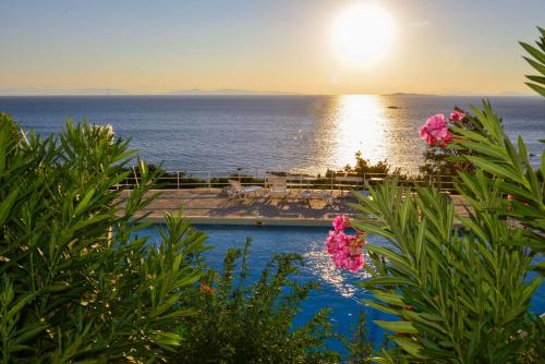 Galeriebild der Unterkunft Anavissos Panoramic sea view apt with shared pool in Anavyssos